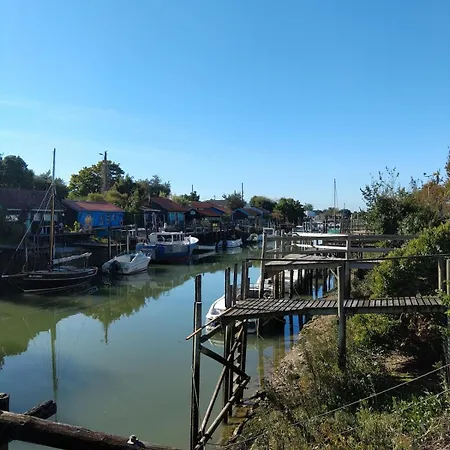 Petit Pied-a-terre A *